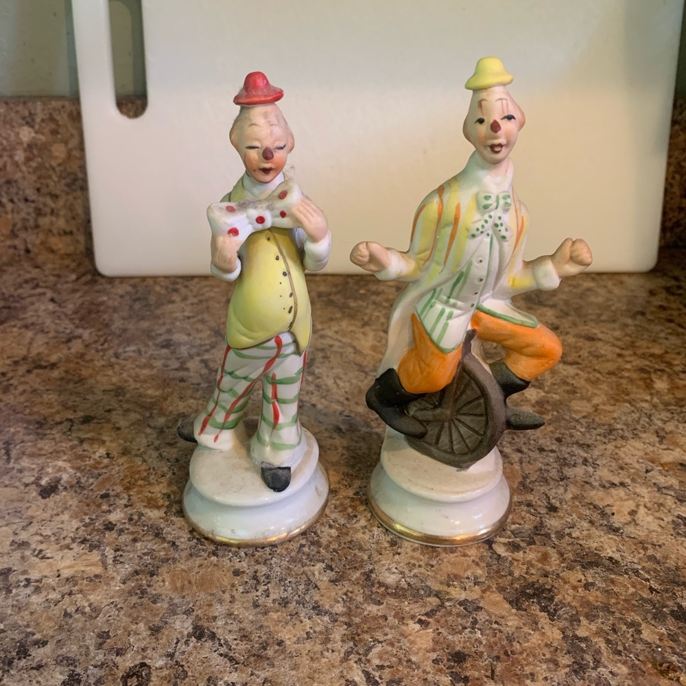 Clown figurine set